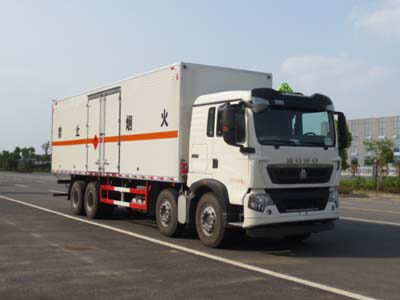 重汽豪沃前四后八易燃液體廂式運輸車(chē)