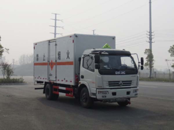 東風(fēng)多利卡易燃液體廂式運輸車(chē)