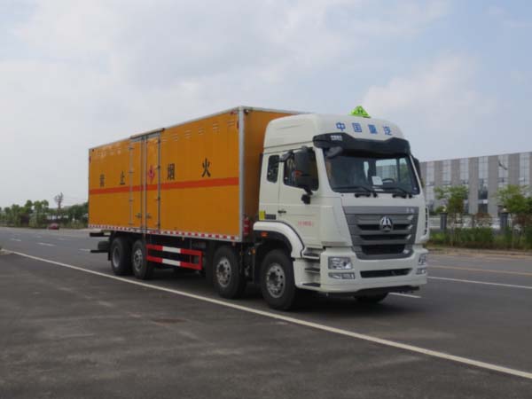 重汽前四后六易燃液體廂式運輸車(chē)