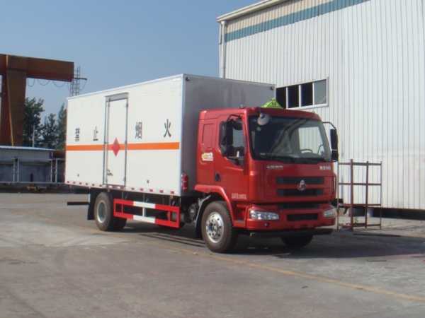 柳汽乘龍易燃液體廂式運輸車(chē)