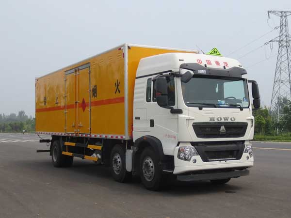 重汽豪沃小三軸易燃液體廂式運輸車(chē)