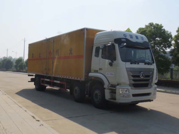 重汽小三軸易燃液體廂式運輸車(chē)
