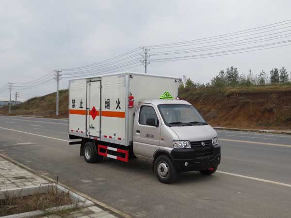 東風(fēng)小型易燃液體廂式運輸車(chē)